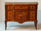 une petite commode avec un plateau en marbre