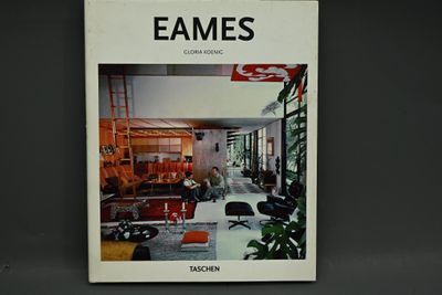 une photo d'un livre avec une photo d'un salon