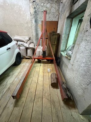 une voiture garée dans un garage à côté d'une échelle