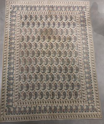 un tapis persan ancien orné d'un motif de paisleys sur fond beige