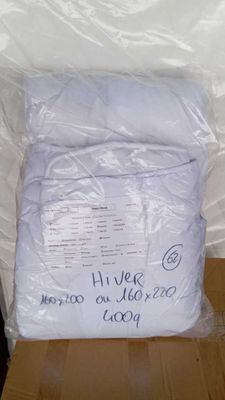 un sac de provisions posé sur une boîte en carton