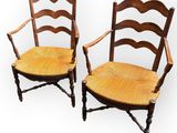 une paire de chaises anciennes à dossier en échelle