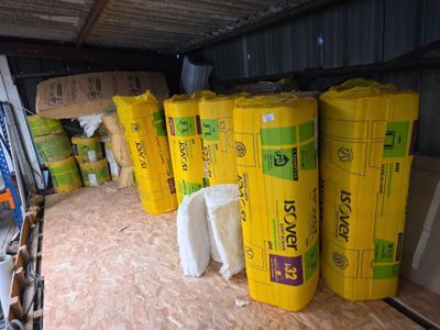 de nombreux sacs de ciment entreposés dans un local de stockage