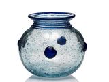 un vase en verre orné d'un visage, posé sur un fond blanc