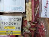 une boîte remplie de cigarettes et d'autres objets