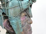 une sculpture représentant un homme portant un chapeau sur la tête
