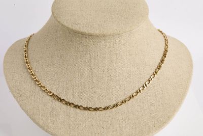un collier à chaîne en or sur un mannequin mannequin mannequin mannequin mannequin mannequin mannequin mannequin mannequin mannequin