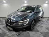 la voiture grise est garée sur un sol en damier dans le garage