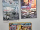 trois types différents de cartes Pokémon sur la table