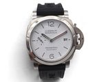 une montre blanche avec un bracelet noir sur un fond blanc