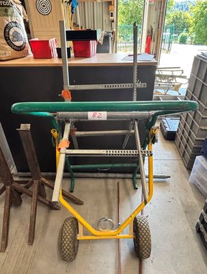 un chariot sur lequel est posée une planche de surf, dans un garage