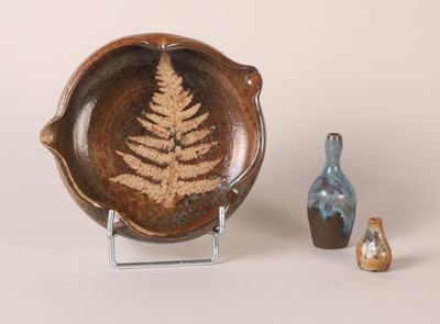 deux vases et une assiette ornés d'un motif de fougère