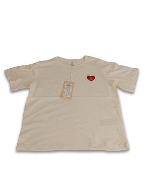 un gros plan sur une chemise ornée d'un cœur