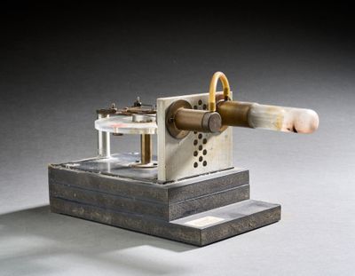 une petite maquette d'une machine posée sur une table