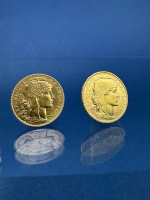 deux pièces d'or et d'argent posées l'une à côté de l'autre sur un fond bleu
