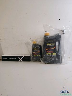 une bouteille d'huile moteur et un bidon d'huile moteur posés sur une étagère