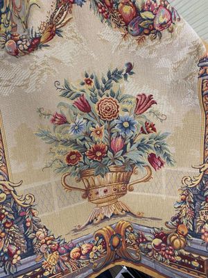 une photo d'une nappe sur laquelle est posé un vase de fleurs