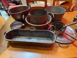 une table sur laquelle sont posés de nombreux plats et casseroles
