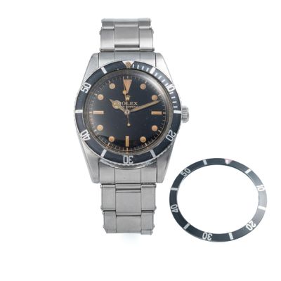 une image représentant une montre et une bague sur un fond blanc