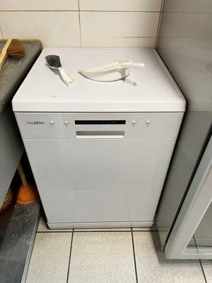 un lave-vaisselle blanc posé dans un coin de la cuisine