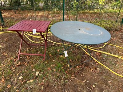 une table et une chaise qui se trouvent dehors, dans l'herbe