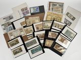 plusieurs types de timbres différents sur une surface blanche