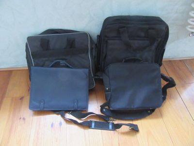 deux bagages posés l'un à côté de l'autre sur le sol