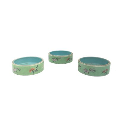 trois bols verts ornés de motifs floraux sur fond blanc