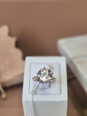 une boîte blanche contenant un anneau à l'intérieur