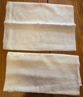 524 / CH-T1 / Lot de deux nappes en coton blanc chiffré…