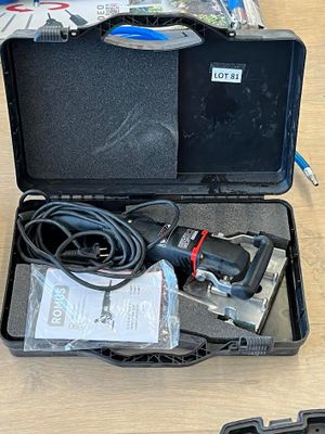 une mallette noire contenant des outils, posée sur une table