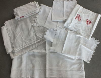beaucoup de nappes blanches sur une table