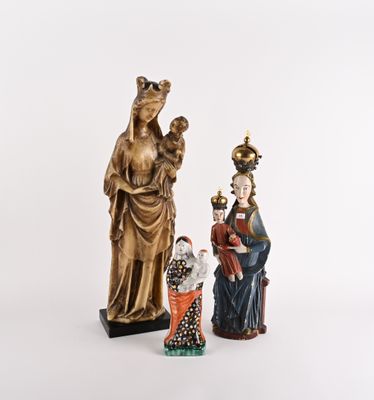 deux figurines représentant une femme et un chat sur fond blanc
