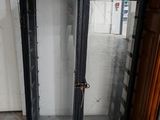 une porte vitrée surmontée d'un miroir