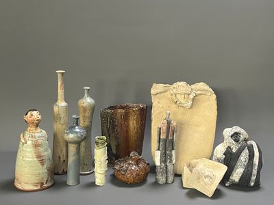 de nombreux types de vases différents, ainsi que des vases posés sur la table