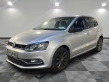 une Volkswagen Polo break argentée garée sur un sol à damier
