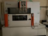 une machine placée au milieu d'une pièce