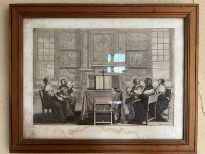 une photo encadrée représentant un groupe de personnes assises autour d'une table