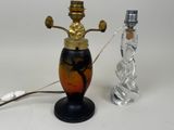 une lampe posée à côté d'une bouteille en verre