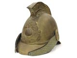 un casque posé sur une table