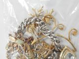 un sac rempli de bijoux en or et en argent posé sur une table