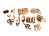 un assortiment de bijoux comprenant des boucles d'oreilles, des bracelets et des broches