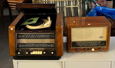 deux vieilles radios posées sur une table