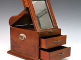 une petite boîte en bois surmontée d'un miroir