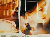 une affiche du film « American Rhapsody » accrochée au mur d'une pièce
