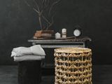 une photo en noir et blanc d'une table à côté de laquelle se trouve un panier en osier