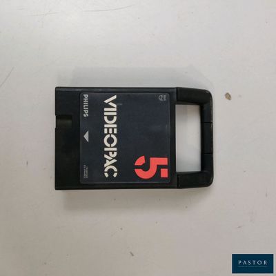 un étui en plastique noir orné d'un logo rouge