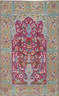 un tapis rouge et bleu à motifs floraux