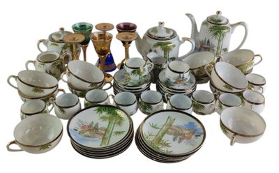 beaucoup de tasses à café et de soucoupes sur la table