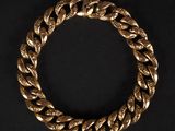 un bracelet en or sur fond noir